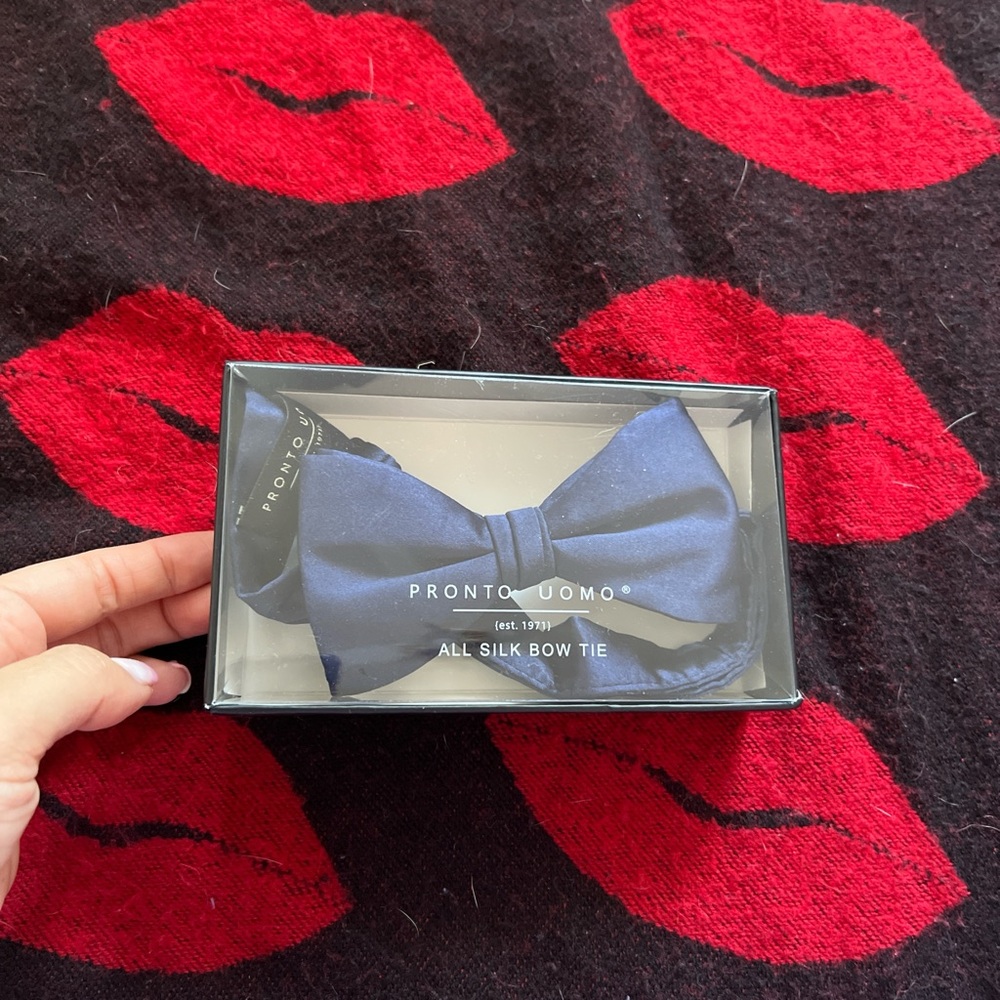 Men’s warehouse Pronto uomo navy blue silk bow tie